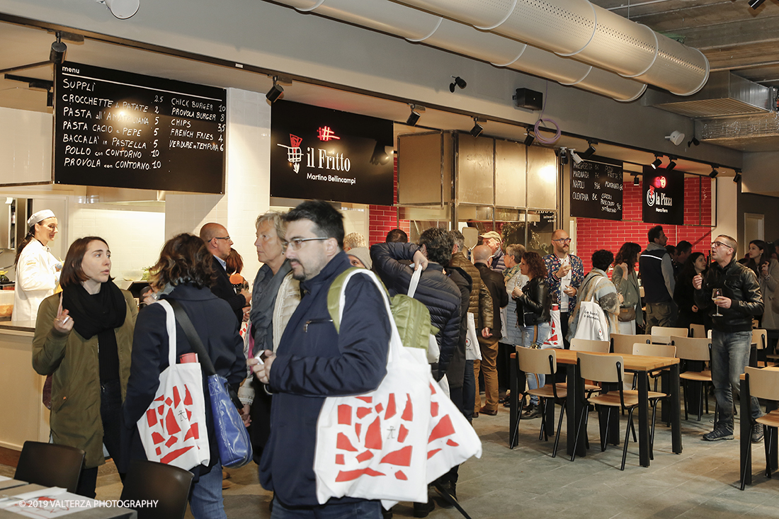 _X9B7656 copia.jpg - 13/04/2019. Torino. Apertura , nell'ex Palazzo Fuksas, del Mercato Centrale nel quartiere di Porta Palazzo, da un'idea di Umberto Montano imprenditore della ristorazione. Nella foto  visitatori del nuovo Mercato Centrale.